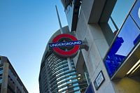 Op deze plek is de ingang voor de ondergrondse metro om te reizen in londen