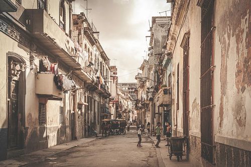 Straße in Havanna Kuba 3 von Emily Van Den Broucke