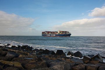 Containerschip op de horizon onderweg naar de Maasvlakte. van scheepskijkerhavenfotografie