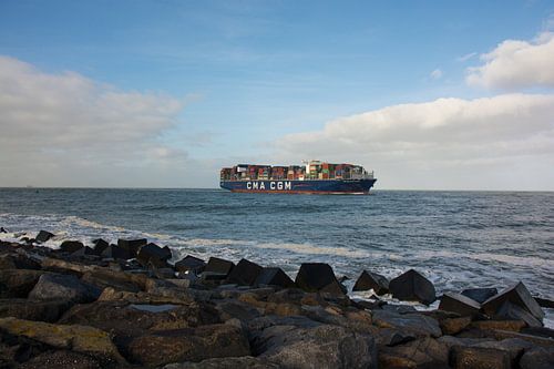 Containerschip op de horizon onderweg naar de Maasvlakte.