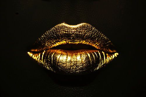 Donkere achtergrond met stralende gouden lippen