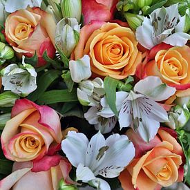bouquet met bloemen vooral rozen van W J Kok