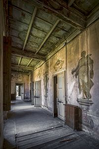 De vervallen villa Rasini van Frans Nijland