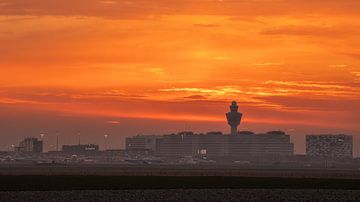 Schiphol Skyline tijdens Gouden uur van Gert Hartman