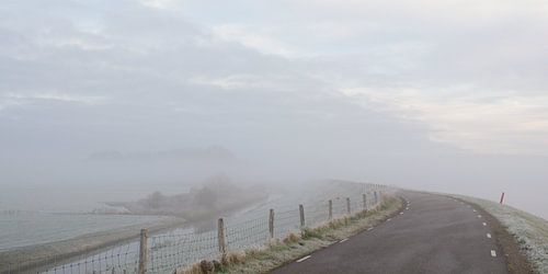 Brouillard sur la digue en coquillage