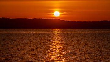 Lever de soleil sur le fjord de Vejle, Danemark sur Johan Landman