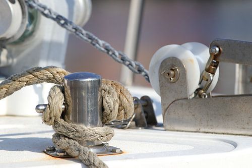 Poller mit Seil von einem Boot