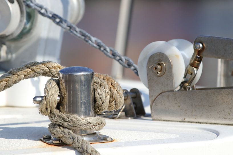 Poller mit Seil von einem Boot von Jacqueline Gerhardt