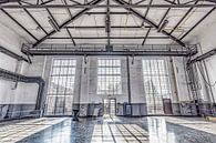 industriële hal met zonnige lichtval door de ramen van Okko Huising - okkofoto thumbnail