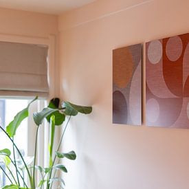 Klantfoto: Moderne abstracte geometrische organische retrovormen in aardetinten: bruin, geel, roze van Dina Dankers, op hd metal