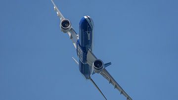 Flyby van een Boeing 777X testvliegtuig. van Jaap van den Berg
