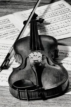 viool met strijkstok en bladmuziek in zwart wit