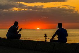 genieten van de waterpijp tijdens zonsondergang van Liesbeth Vogelzang