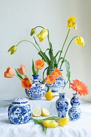 Un stillife à lumière naturelle luxuriante avec un ancien vase à couvercle bleu Delft hollandais