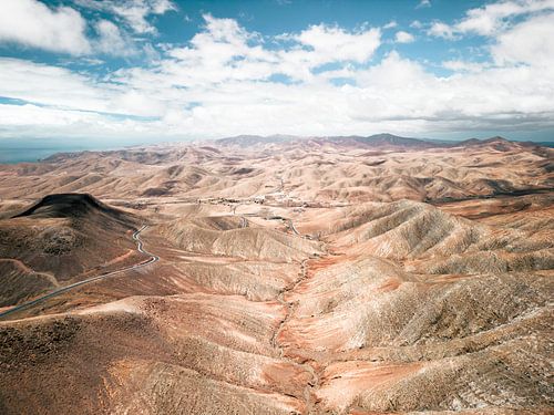 Uitzicht op de bergen en heuvels van Fuerteventura