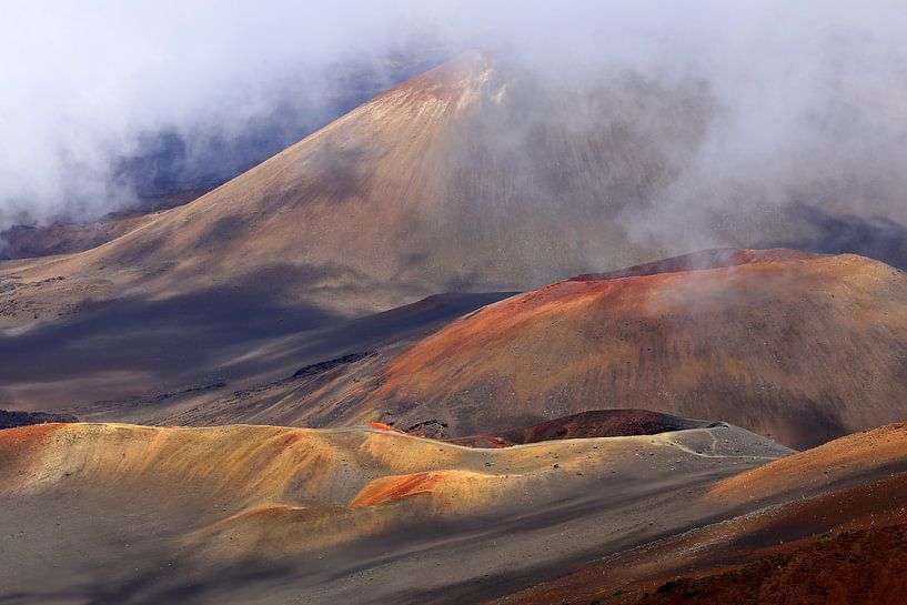 Cratère volcanique dans la brume par Antwan Janssen