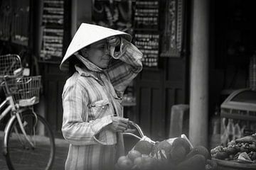Marktvrouw met non la in Hoi An, Vietnam van Simone Diederich