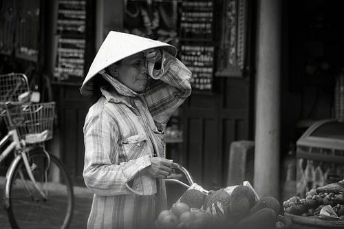 Marktfrau mit Non La in Hoi An, Vietnam