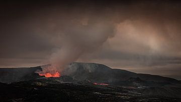 "Feuer" am Vulkan Fagradalsfjall in Island von Eddy Westdijk