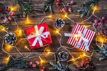 Kerstcompositie met geschenkdozen, dennentakken, dennenappels, rode bessen van Alex Winter