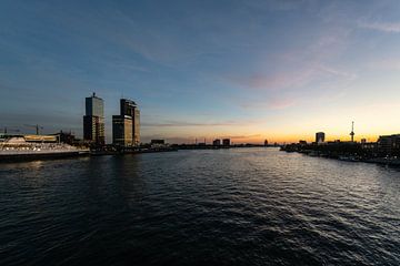 Skyline Rotterdam vanaf de Erasmusbrug bij nacht by Brian Morgan