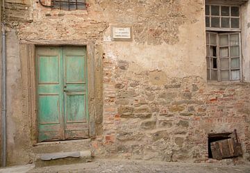 Groene deur van oud huis in Piement, Italie