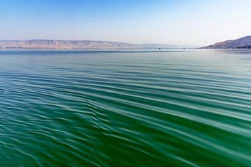 Close-up van het helder water in de zee van Tiberias (zee van Galilea ) in Israël