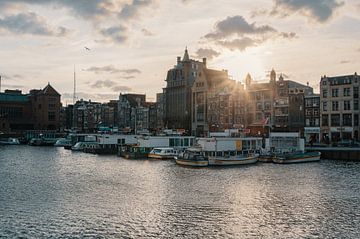 Damrak zonsondergang van Paul Poot