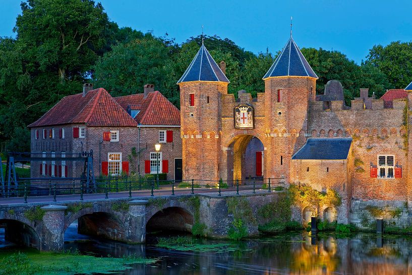 Night photo gate Koppelpoort Amersfoort by Anton de Zeeuw