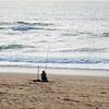 Pêcheur solitaire sur la plage au Portugal sur Marianne Eggink - Photographie et l'art digitale