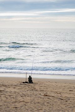 Solitaire visser op het strand in Portugal van Marianne Eggink - Fotografie en digitale kunst