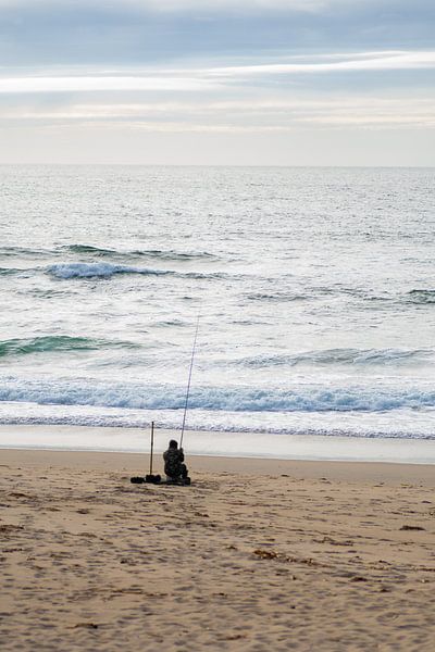 Einsamer Fischer am Strand in Portugal von Marianne Eggink - Fotografie und digitale Kunst