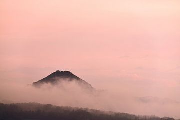Nebelschwaden am Hohenstaufen von Max Schiefele