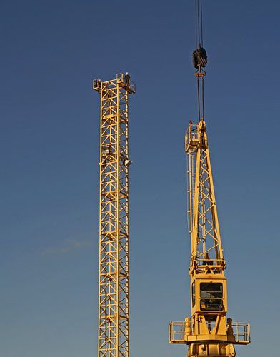 Demontage en montage van een vakwerkarmkraan op een grote woningbouwlocatie