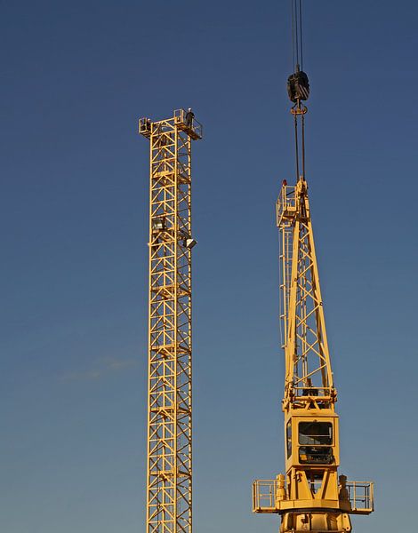 Dismantling and assembly of a lattice boom crane on a large residential construction site by Babetts Bildergalerie