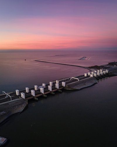 Lorentzsluizen in roze avondlicht Afsluitdijk