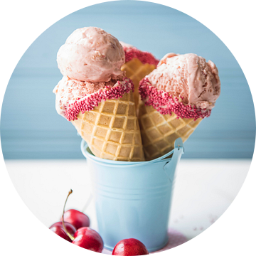 SF 11972374 Kersenijs in kegels met verse kersen