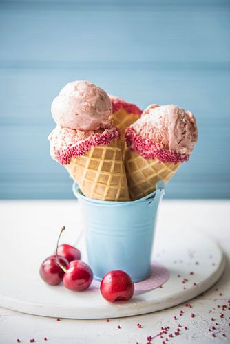 SF 11972374 Glace aux cerises en cornets avec des cerises fraîches