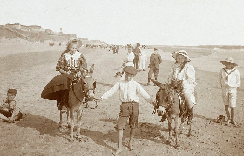 Donkey riding on the beach in Zandvoort, Knackstedt & Näther, 1900 - 1905 by Het Archief