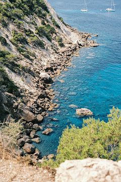 Cliffs and waves: The spectacular coast of Ibiza 2 // Ibiza // Nature and travel photography