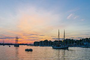 Segelschiffe auf der Warnow im Sonnenuntergang während der Hans