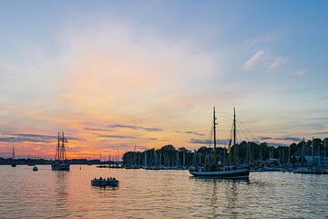 Zeilschepen op de Warnow bij zonsondergang tijdens de Hans van Rico Ködder