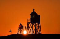 Zonsondergang  bij de haven van Stavoren tussen de twee vuurtorens in. van Harrie Muis thumbnail