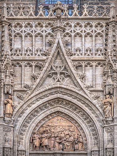 Portaal van de kathedraal van de Spaanse stad Sevilla