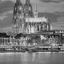 La cathédrale de Cologne le soir avec le nouvel éclairage LED noir et blanc sur Michael Valjak