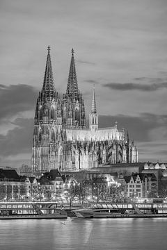 Kölner Dom am Abend mit neuer LED-Beleuchtung schwarz-weiß von Michael Valjak