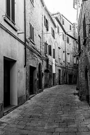 Photographie de rue à Volterra (Toscane, Italie) en noir et blanc sur André Blom Fotografie Utrecht