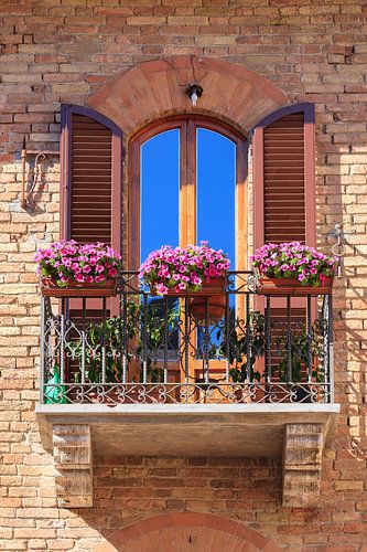 Balkon met bloemen in San Gimignano, Italië