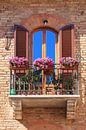 Balkon mit Blumen in San Gimignano, Italien von Henk Meijer Photography Miniaturansicht