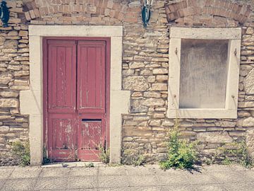 Alte rote Tür und Fenster in Griechenland
